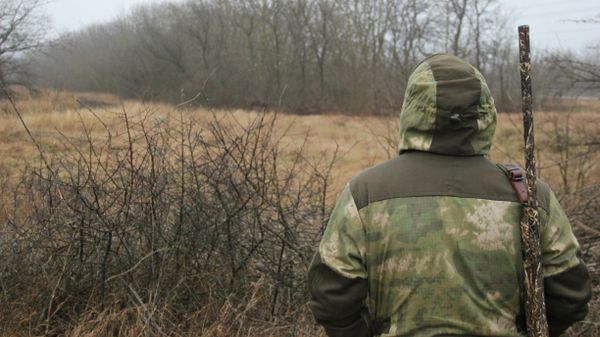 Егерь во время охоты на волков в Крыму