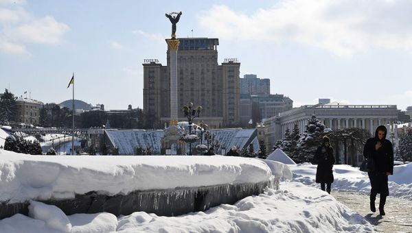 Люди на площади Независимости в Киеве. Архивное фото