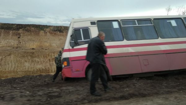 В Симферопольском районе рейсовый автобус слетел в кювет