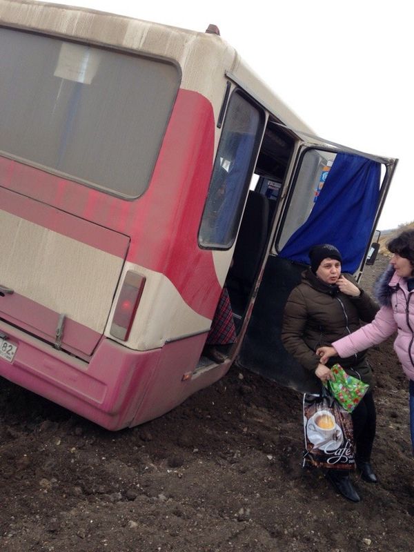 В Симферопольском районе рейсовый автобус слетел в кювет