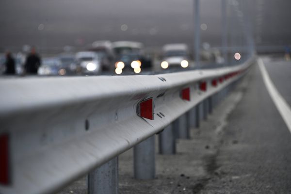 Автомобили на открывшемся участке объездной дороги Дубки-Левадки в Симферополе. 7 февраля 2019