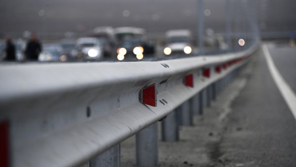 Автомобили на открывшемся участке объездной дороги Дубки-Левадки в Симферополе. 7 февраля 2019