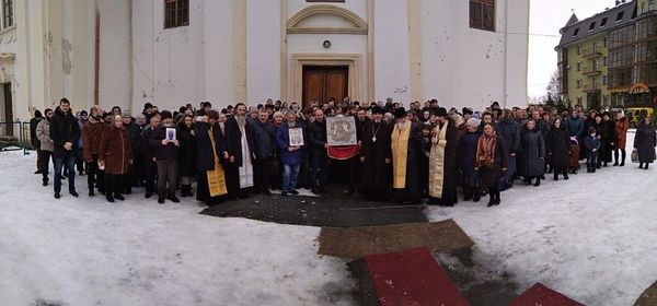 Община УПЦ в поселке Богородчаны возле опечатанного Свято-Николаевского храма. 3 февраля 2019 года