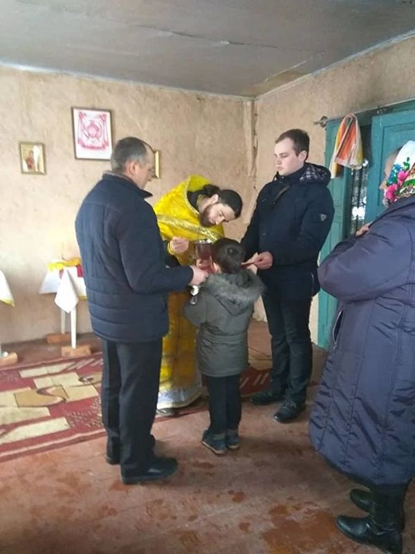 Община УПЦ в селе Ничеговка совершает первую литургию в ветхом доме после захвата ее храма раскольниками
