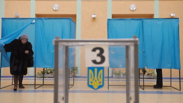 Жительница Киева во время голосования на одном из избирательных участков города