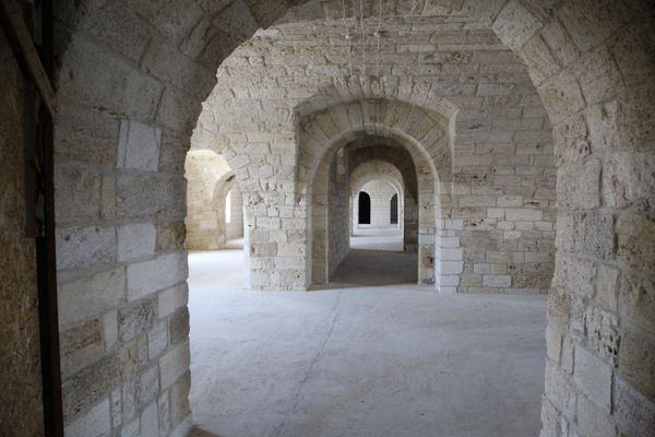 Внутренние помещения Константиновской береговой батареи - примерно так выглядели казематы Николаевской батареи