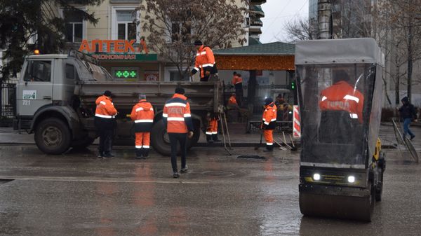 Сотрудники МБУ Город проводят ямочный ремонт в Симферополе