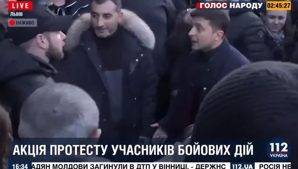 Владимир Зеленский общается с ветеранами операции в Донбассе во время визита во Львов