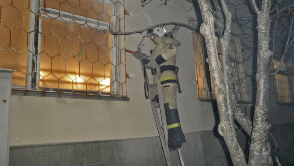 Ночное пожарно-тактическое занятие по ликвидации пожара в здании администрации города Щелкино Ночное пожарно-тактическое занятие по ликвидации пожара в здании администрации города Щелкино