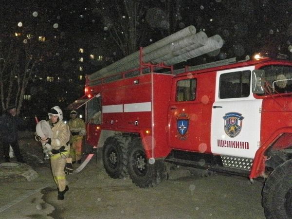 Ночное пожарно-тактическое занятие по ликвидации пожара в здании администрации города Щелкино Ночное пожарно-тактическое занятие по ликвидации пожара в здании администрации города Щелкино