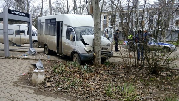 В Керчи ГАЗель снесла остановочный павильон