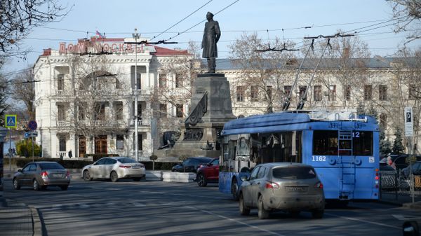 Движение транспорта на улице Севастополя