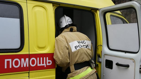 Спасатель МЧС у машины скорой помощи