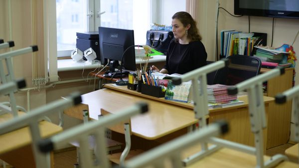Преподаватель в пустом учебном классе в одной из школ. Архивное фото