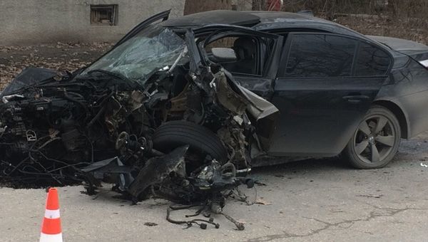 В селе под Симферополем BMW разлетелась на части