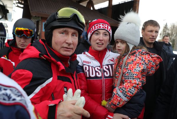 Президент РФ Владимир Путин фотографируется с людьми во время катания на лыжах в Сочи. 13 февраля 2019 Президент РФ Владимир Путин фотографируется с людьми во время катания на лыжах в Сочи. 13 февраля 2019