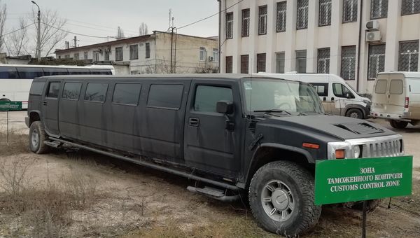 Лимузин Hummer H2, который изъяли за неуплату таможенных платежей Лимузин Hummer H2, который изъяли за неуплату таможенных платежей