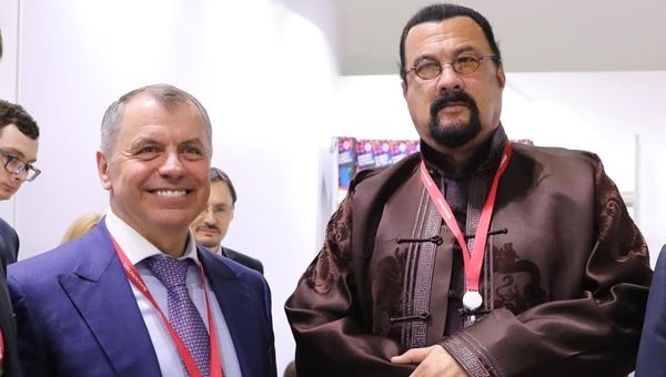Председатель Госсовета Крыма Владимир Константинов и американский актер Стивен Сигал Председатель Госсовета Крыма Владимир Константинов и американский актер Стивен Сигал