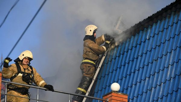 Сотрудники МЧС тушат пожар в частном доме на ул. Миронова в Симферополе