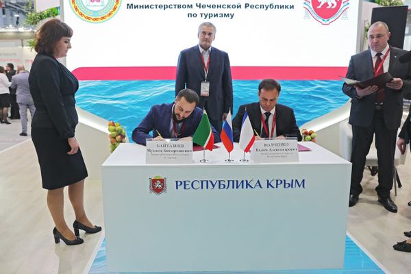 Министр курортов и туризма Крыма Вадим Волченко и министр Чечни по туризму Муслим Байтазиев подписали соглашение о сотрудничестве