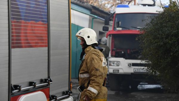 Сотрудник МЧС на месте пожара в Симферополе Сотрудник МЧС на месте пожара в Симферополе
