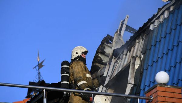 Сотрудник МЧС на месте пожара в Симферополе