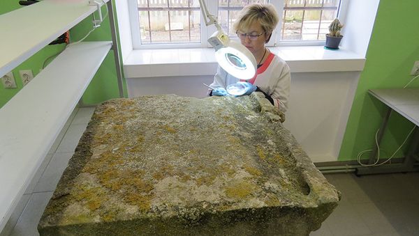 В Лапидарии Восточно-Крымского историко-культурного музея-заповедника проводится консервация ранее демонтированных в Керчи колонн Пантикапея.