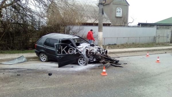 В Керчи легковушка врезалась в дерево, 16.02.2019 г.