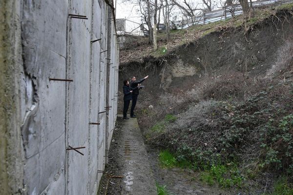 Аварийно-опасный обводненный склон в районе школы №1 в Алупке, на котором остановлено строительство дома