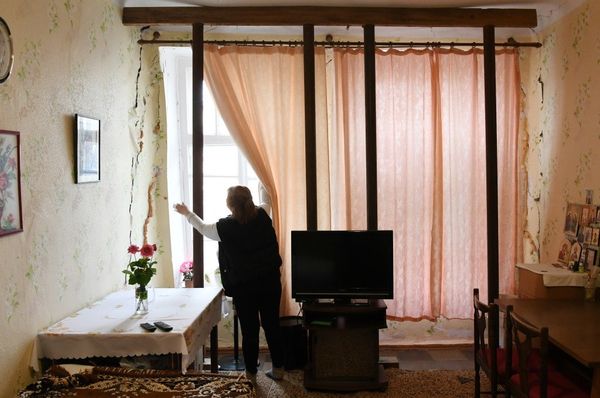 В квартире у Татьяны Филимоненковой: самодельные колонны для поддержания потолка, трещины у оконных проемов.