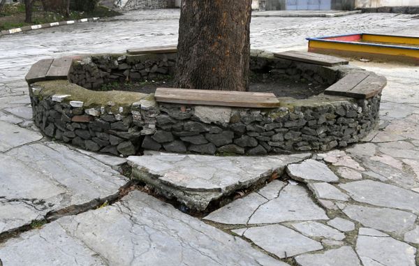 Трещины на детской площадке, расположенной ниже по стоку воды опасного склона