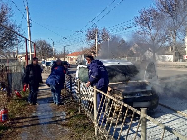 Спасатели МЧС тушат загоревшийся в Крыму автомобиль
