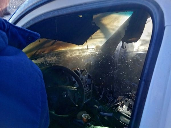 Спасатели МЧС тушат загоревшийся в Крыму автомобиль