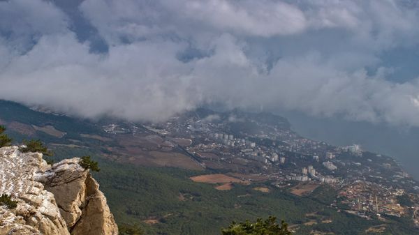 Вид на черноморское побережье вблизи поселков Мисхор и Кореиз с горы Ай-Петри