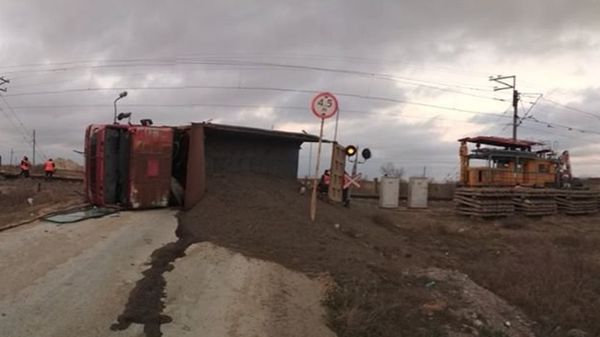Последствия столкновения дрезины и грузового автомобиля на железнодорожном переезде Симферополь – Прибрежная