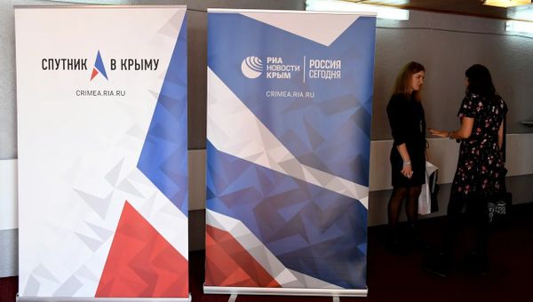 Стенды сайта РИА Новости Крым и радио Спутник в Крыму на межрегиональной выставке предприятий туриндустрии Крым. Сезон-2019 в Ялте