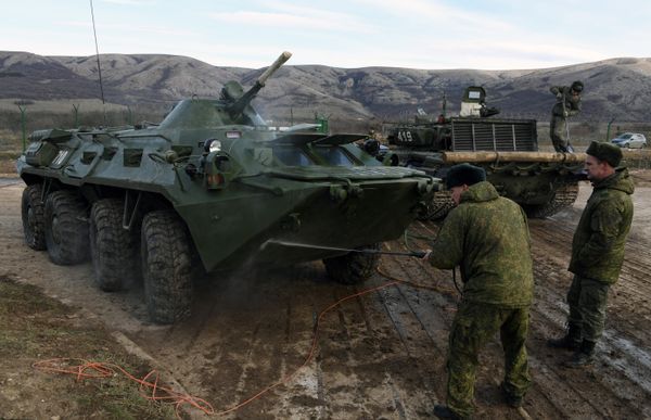 Военные моют БТР на территории отдельной бригады береговой обороны Черноморского флота в Крыму
