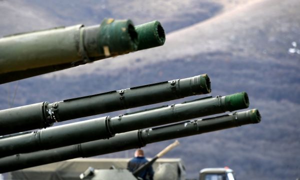 Дула военной бронетехники на территории отдельной бригады береговой обороны Черноморского флота в Крыму