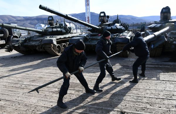 Техобслуживание бронетехники военными отдельной бригады береговой обороны Черноморского флота в Крыму