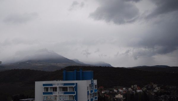Вид на заснеженную Демерджи в Крыму