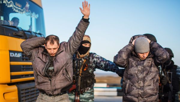 Сотрудники правоохранительных органов проверяют граждан, въезжающих на территорию Украины, на блокпосту на перешейке в районе Чонгара