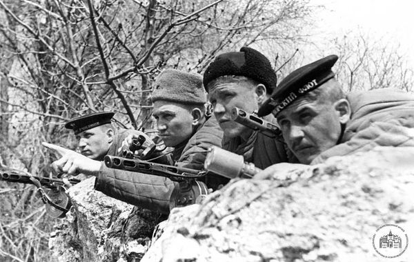 Бойцы 7-й бригады морской пехоты Черноморского флота. Севастополь, 1942 год