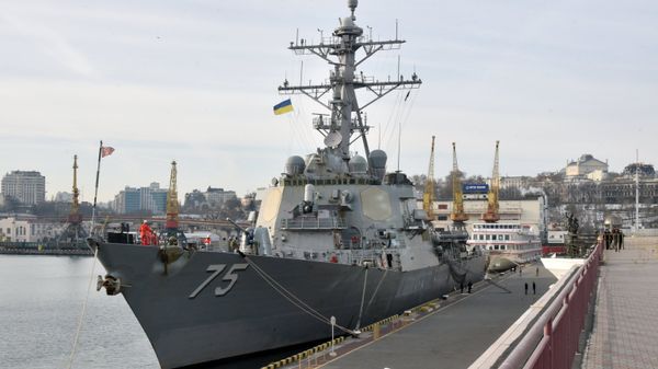 Ракетный эсминец США Дональд Кук в Одесском морском торговом порту. 25 февраля 2019