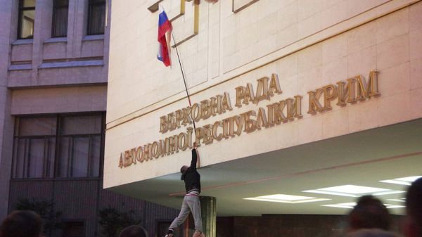 События 26 февраля 2014 года возле здания крымского парламента События 26 февраля 2014 года возле здания крымского парламента