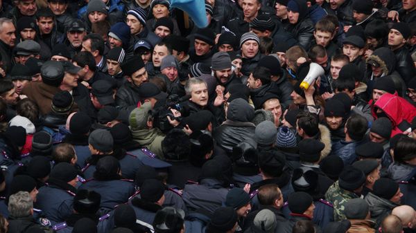 События 26 февраля 2014 года возле здания крымского парламента События 26 февраля 2014 года возле здания крымского парламента
