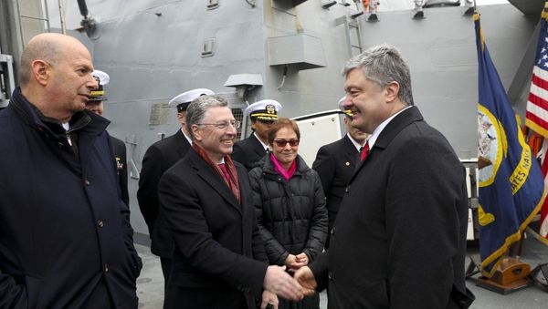 Президент Украины Петр Порошенко и спецпредставитель США в стране Курт Волкером на американском эсминце Дональд Кук в Одессе. 26 января 2019