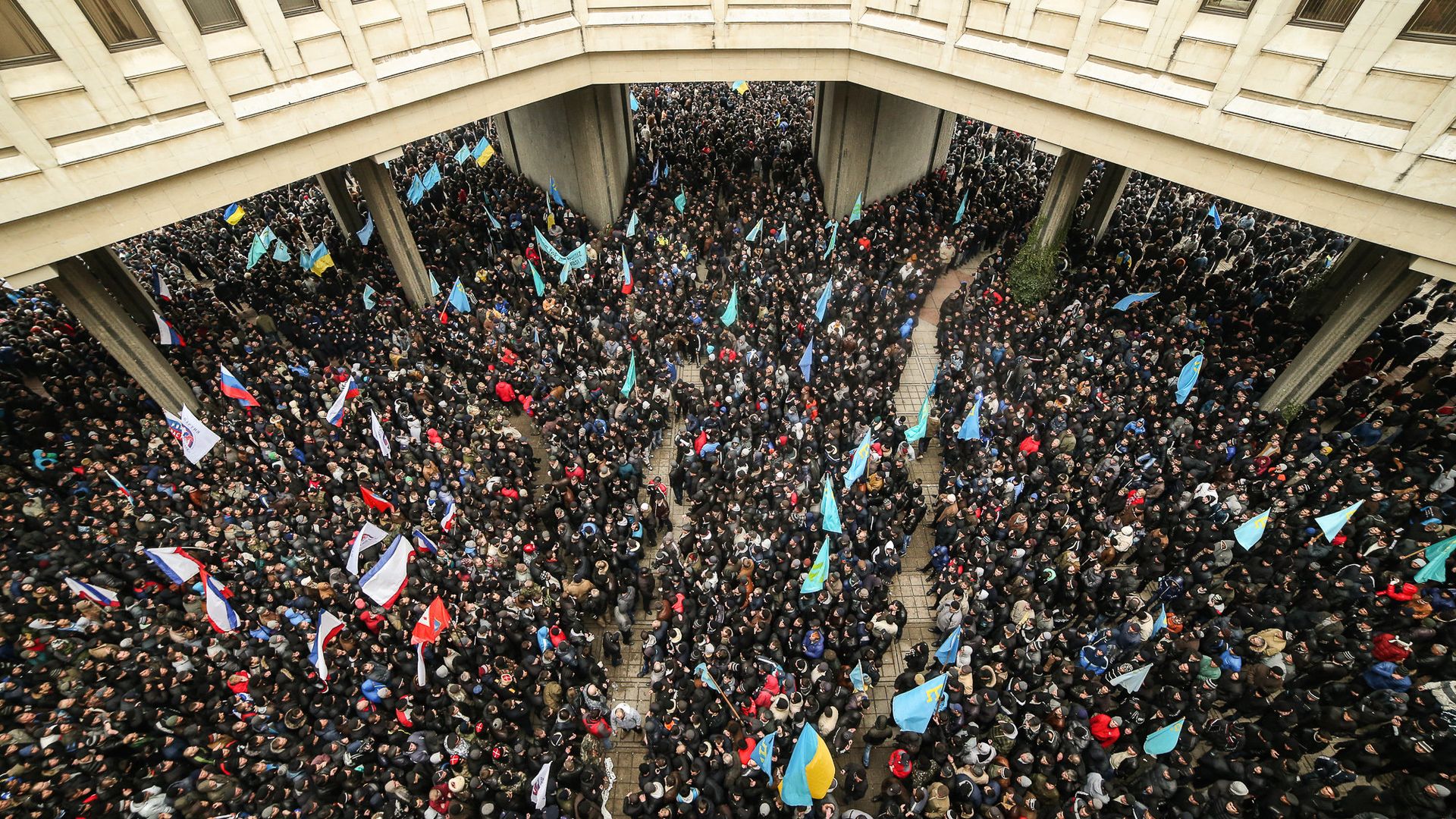 Участники массового митинга Встань на защиту Крыма у здания Верховной Рады Крыма в Симферополе. 26 февраля 2014 - РИА Новости, 1920, 26.02.2026