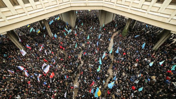 Участники массового митинга Встань на защиту Крыма у здания Верховной Рады Крыма в Симферополе. 26 февраля 2014