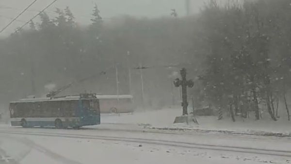 Снегопад на трассе Симферополь-Ялта в районе Ангарского перевала