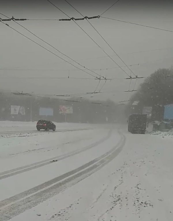 Снегопад на трассе Симферополь-Ялта в районе Ангарского перевала 